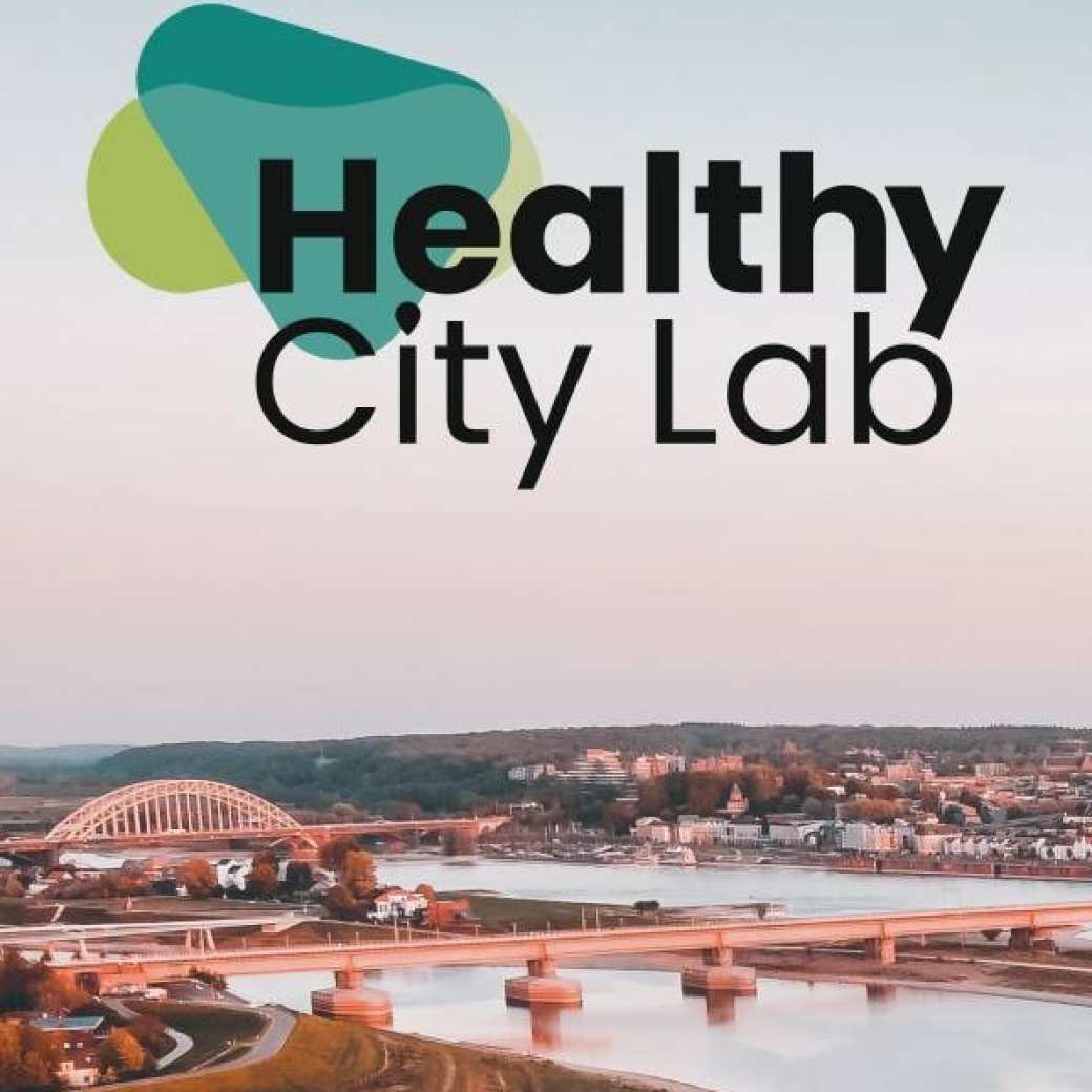 495161 Afbeelding van de Waal in Nijmegen met de tekst Healthy City Lab bovenaan de afbeelding