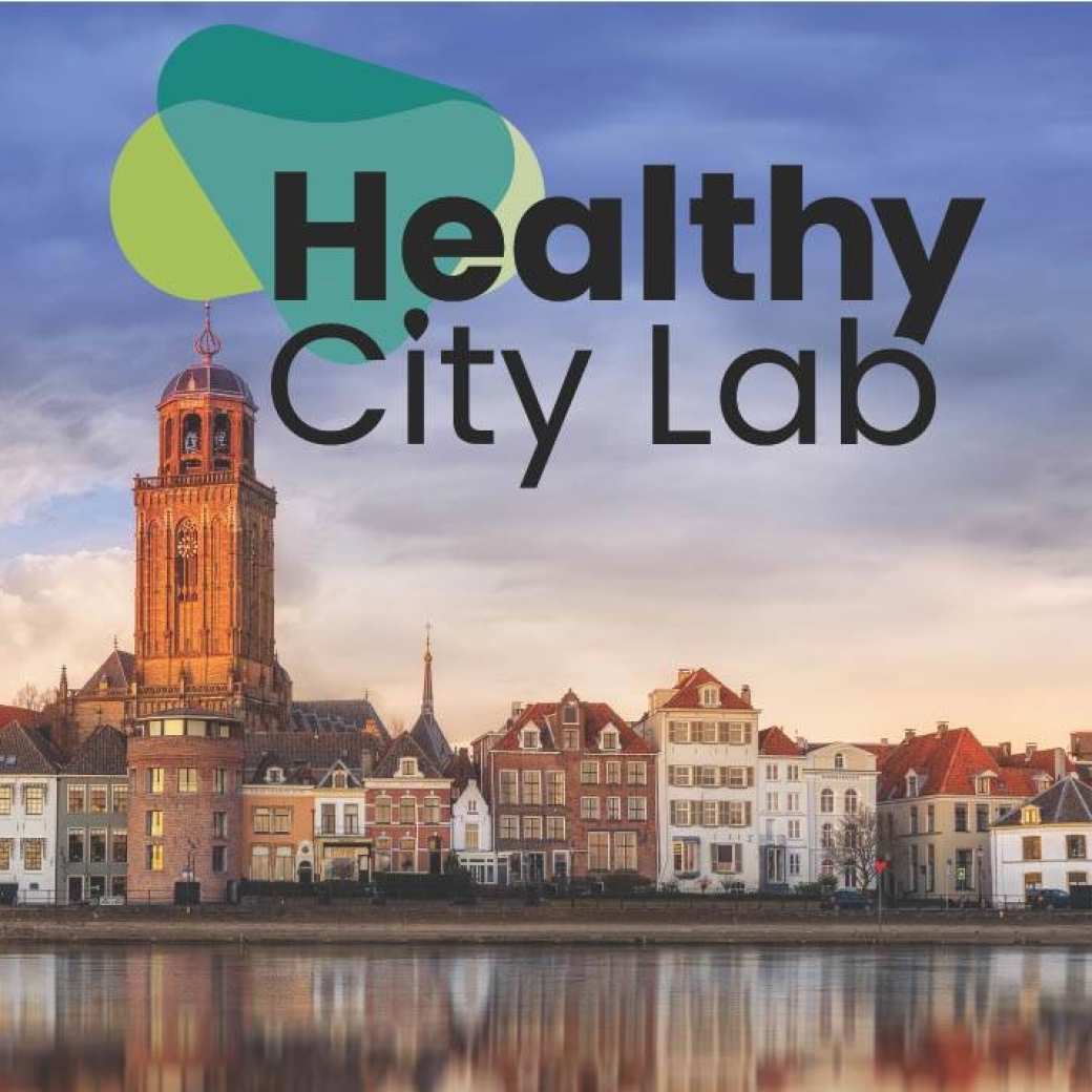 495163 Afbeelding van de Ijsselkade in Deventer, met de tekst Healthy City Lab bovenaan in beeld en onderaan logo's van alle partners