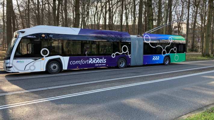 4d8db0e0-e5ef-11ee-8b42-a406e5e769d7 Nieuwe trolleybus Arnhem, voor de deur van HAN r31