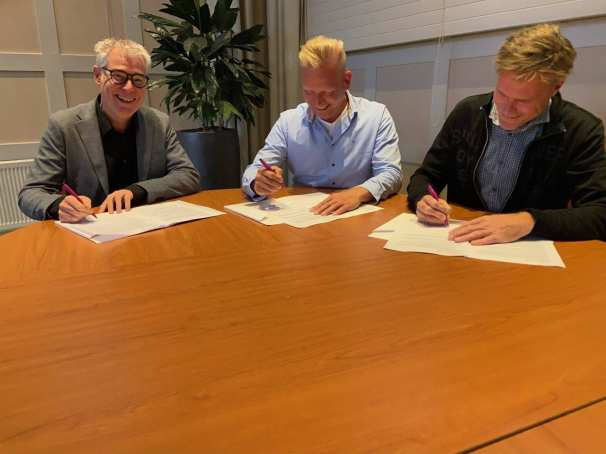 Ondertekening met Attent. Hans Kerstens, Ton Satink en Wiko Vlasblom