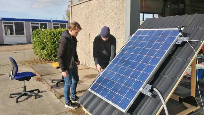 479582 Studenten testen een nieuwe manier om een warmtepomp met zonnepanelen te gebruiken op het IPKW in Arnhem