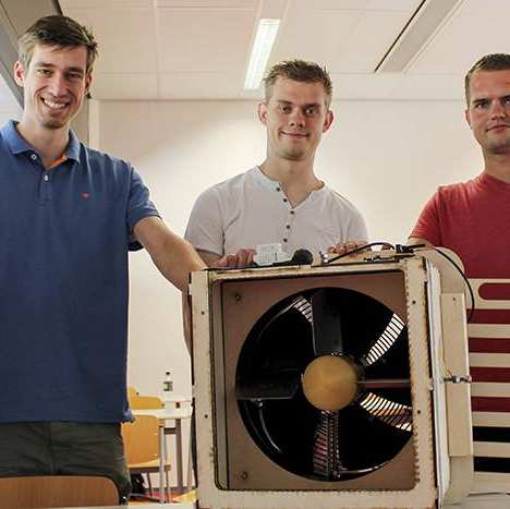 Studenten engineering bij een warmtepomp 
