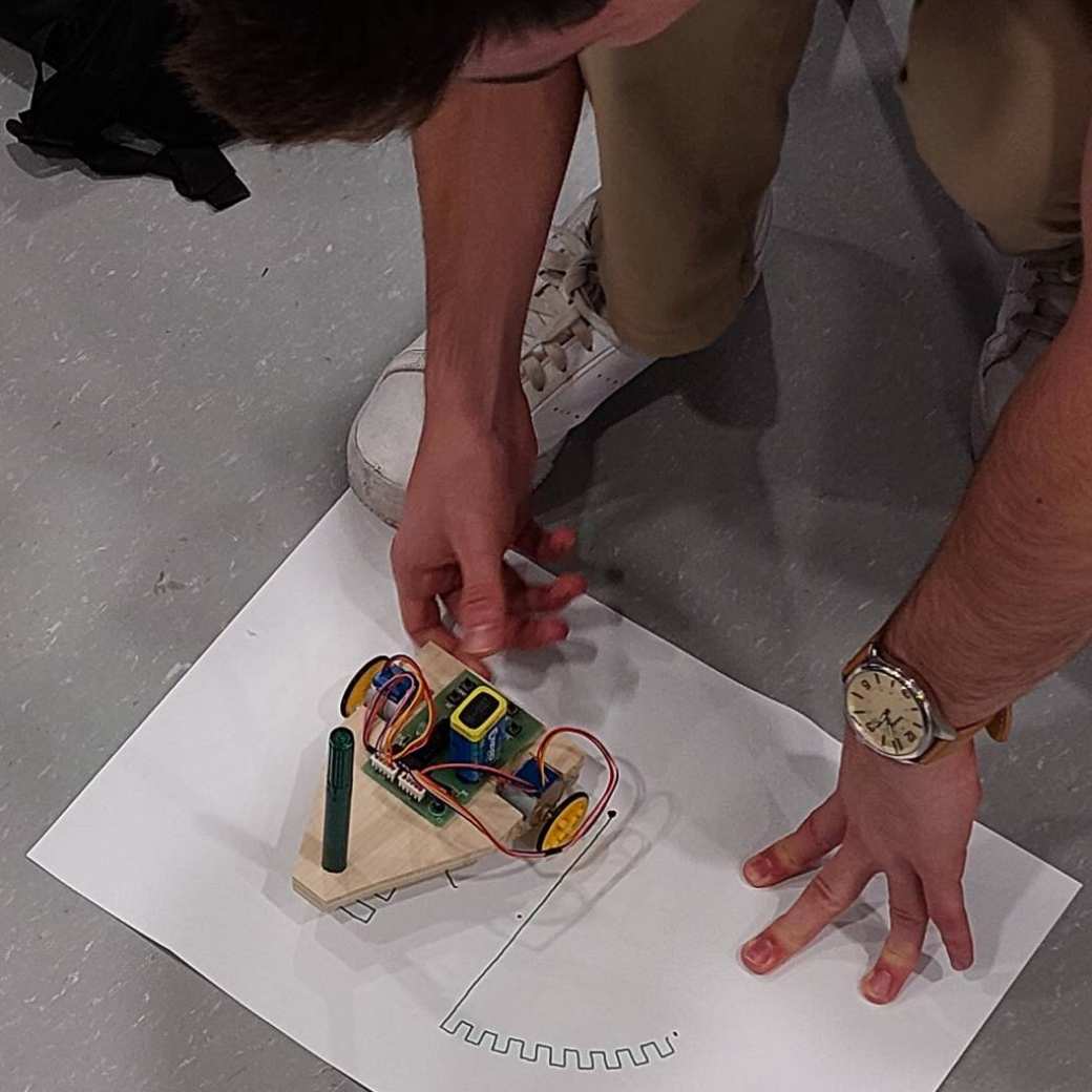 472145 Embedded Hardware Engineering cursisten van YER bouwen een tekenrobot