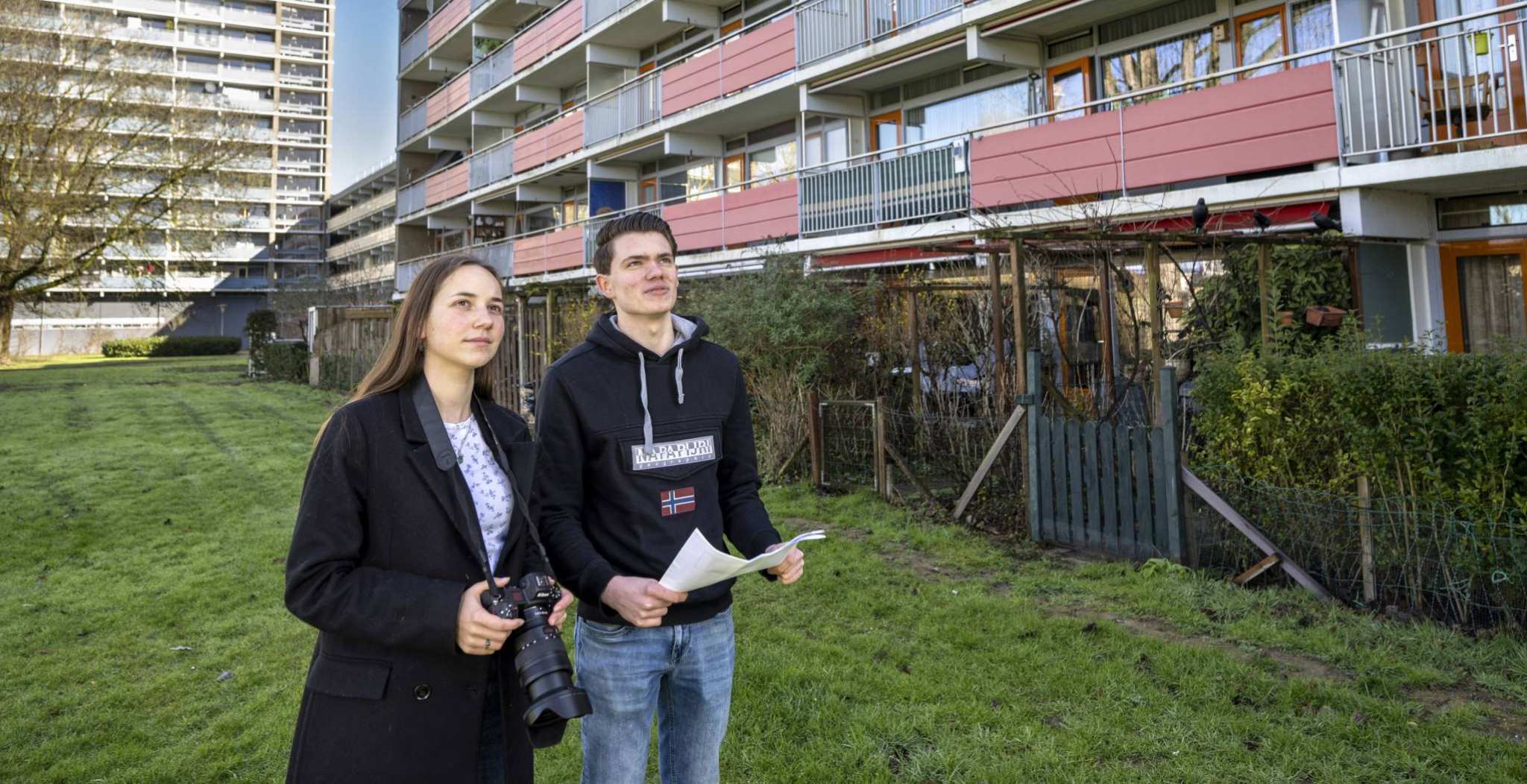 Afstudeerders Bouwkunde Lotte en Mathijs bij een oud appartementencomplex in Arnhem