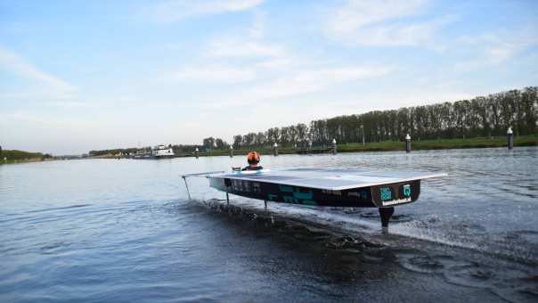 403889 Testvaart HAN Solarboat in Doesburg