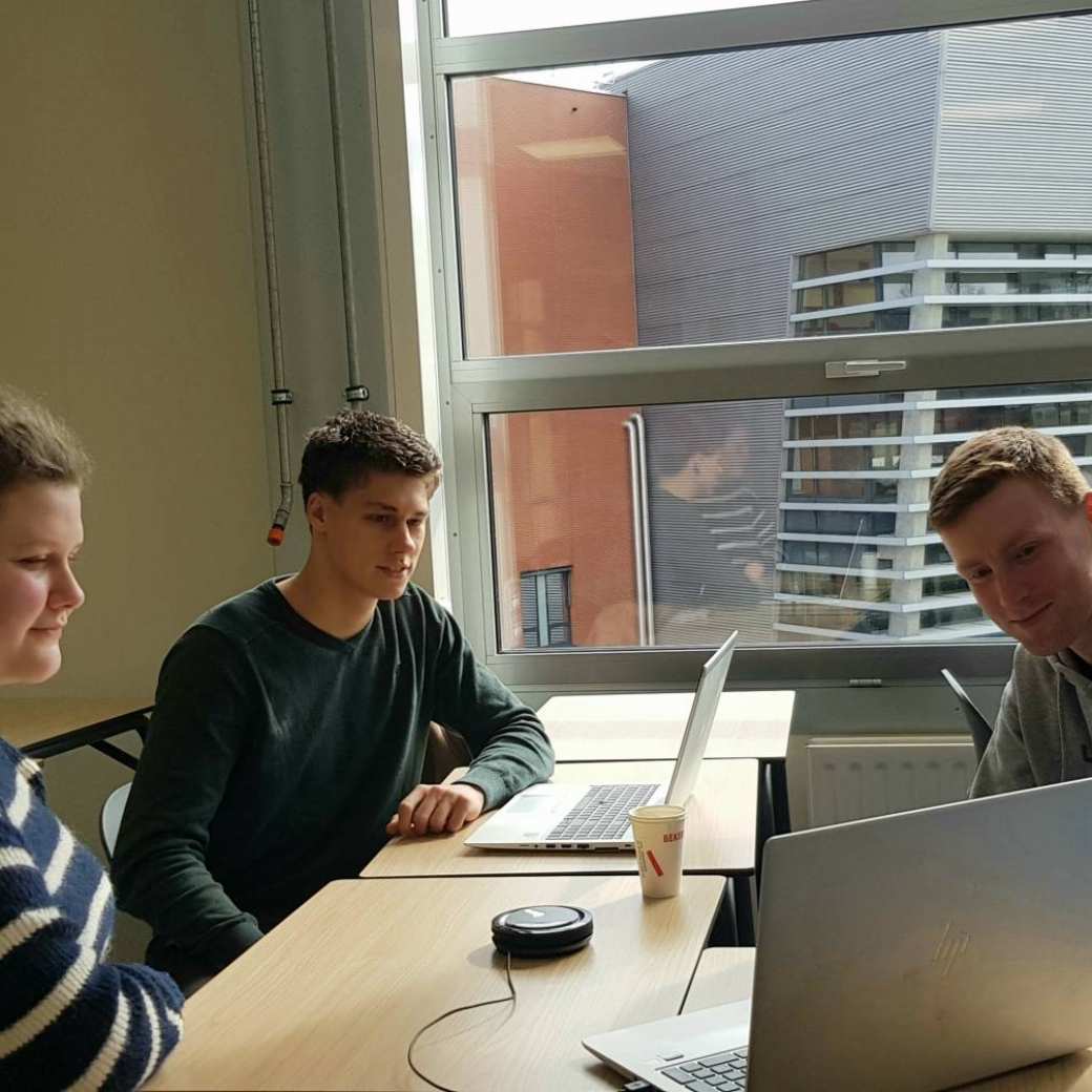 387525 Studenten overleggen in een leslokaal op Ruitenberglaan 29 met hun opdrachtgever via online Teams over de vorderingen van hun project