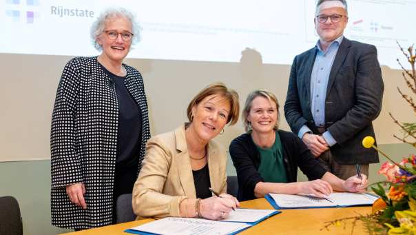 485392 Yvonne de Haan, Christine de Vries, Gerjanne ter Beest en Hans Schoo ondertekenen de samenwerkingsovereenkomst tussen de HAN en Rijnstate.