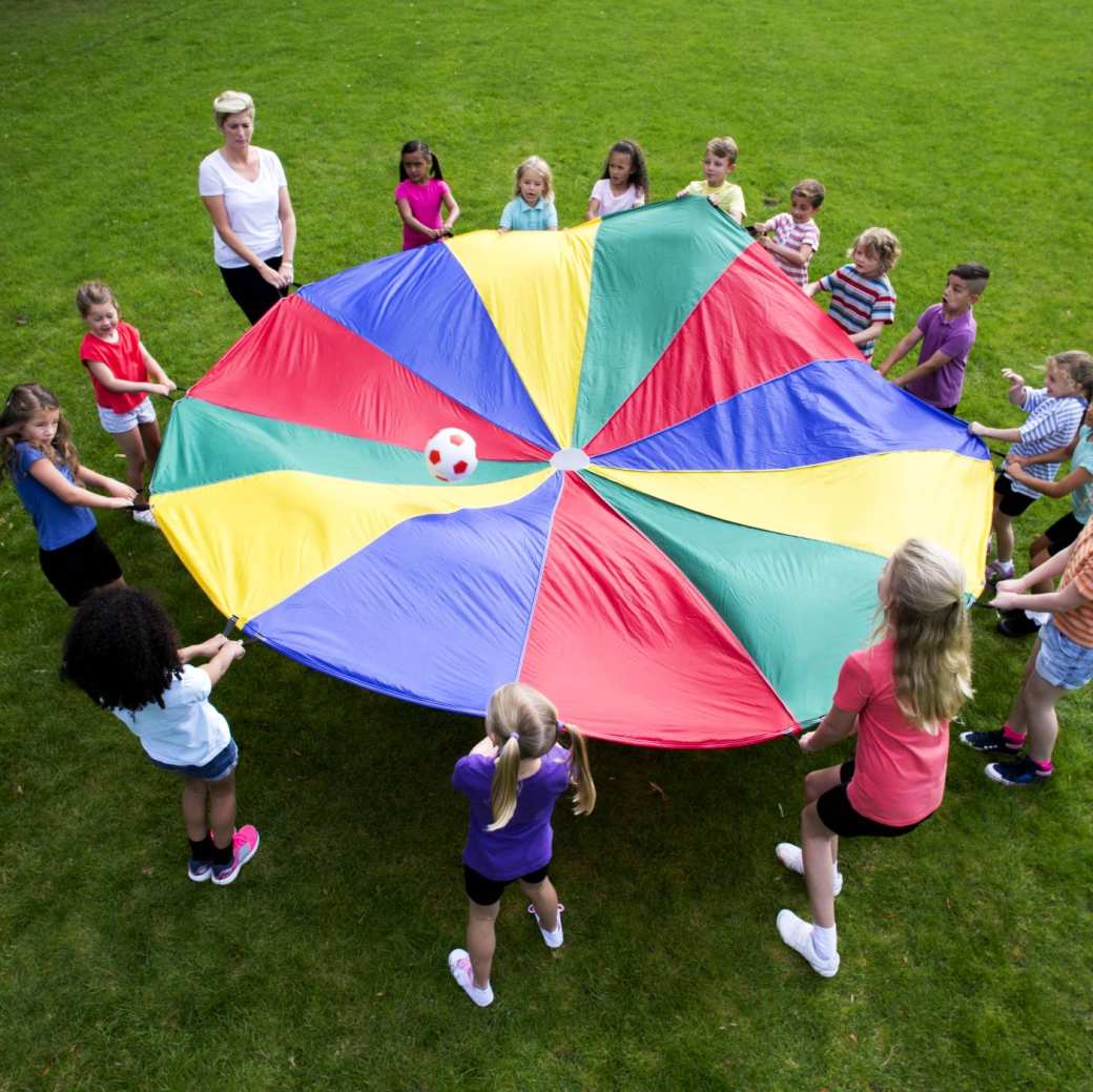 109968 kinderen spelen een spel met een kleurrijke parachute