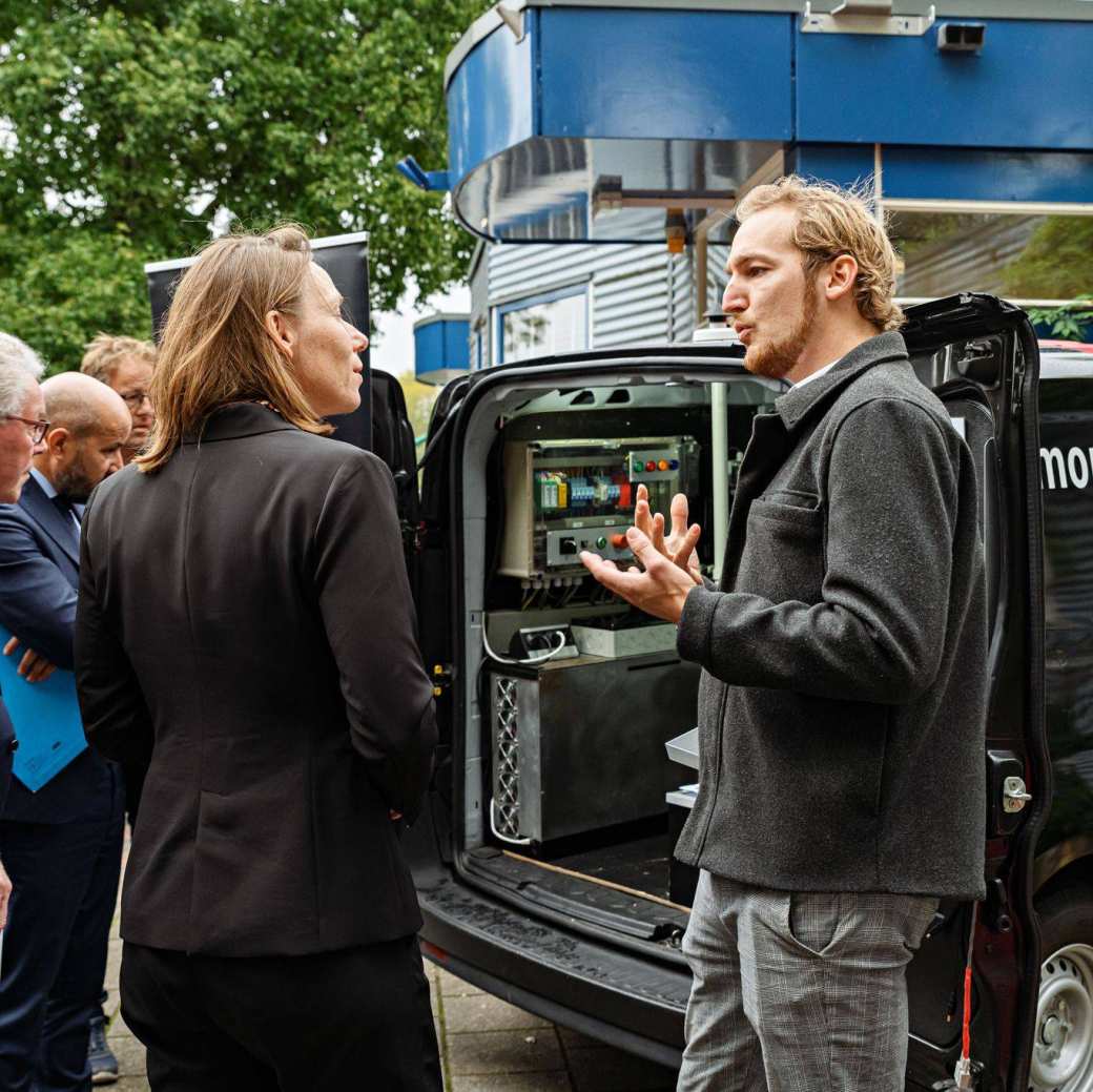 Minister Bruins Slot maakt kennis met innovatieve HAN H2 Demonstrator