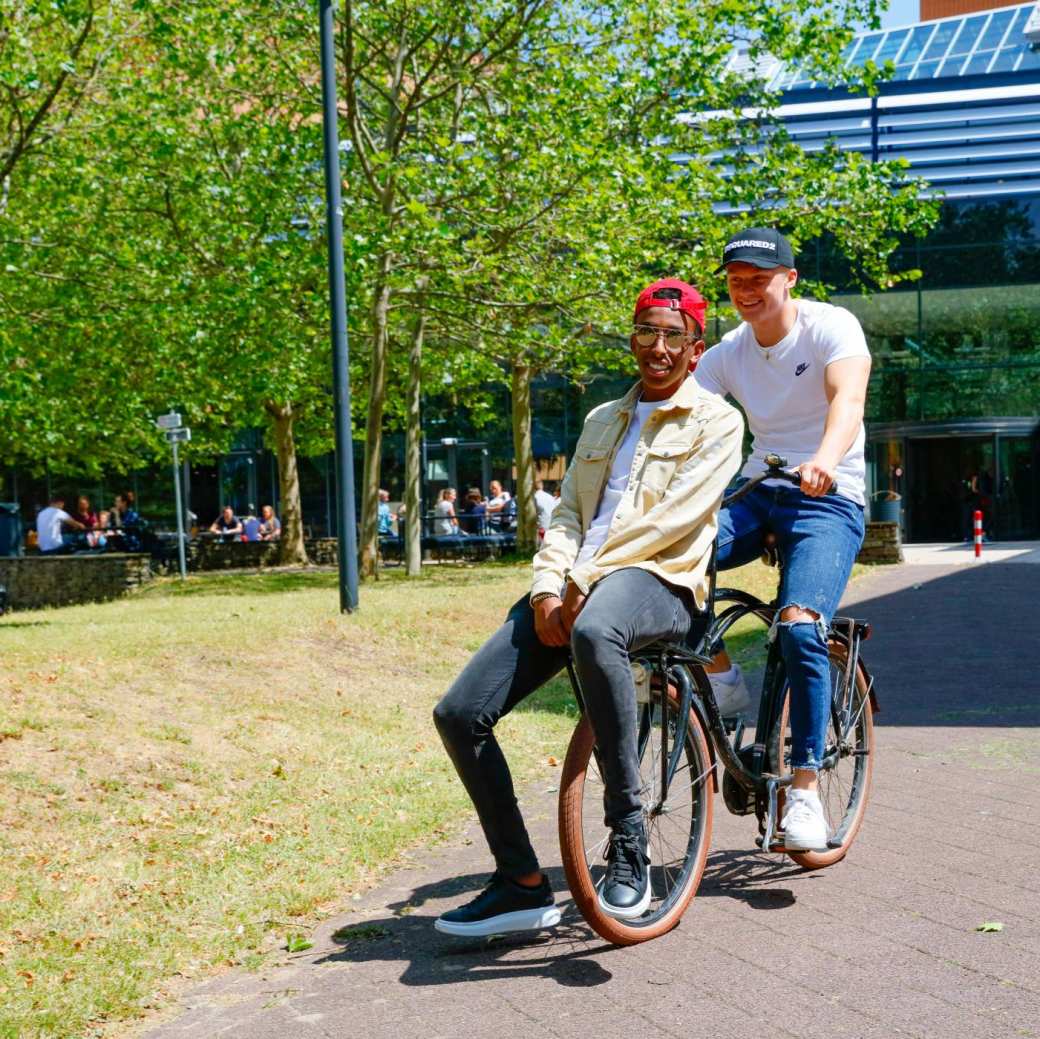 35031 Twee studenten op fiets campus Nijmegen