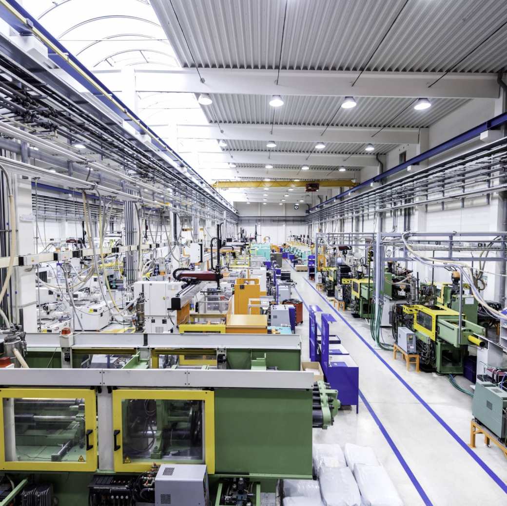 387446 Productievloer in fabriek met robots