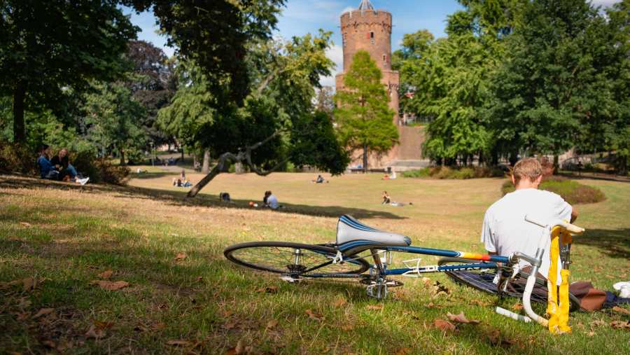Nijmegen jongen met fiets in Kronenburgerpark