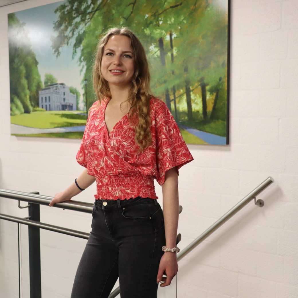 522427 Propedeusestudent Julia Zwaanenburg poseert op R31 voor een schilderij van het Sonsbeekpark. Ten behoeve van een interview met haar.