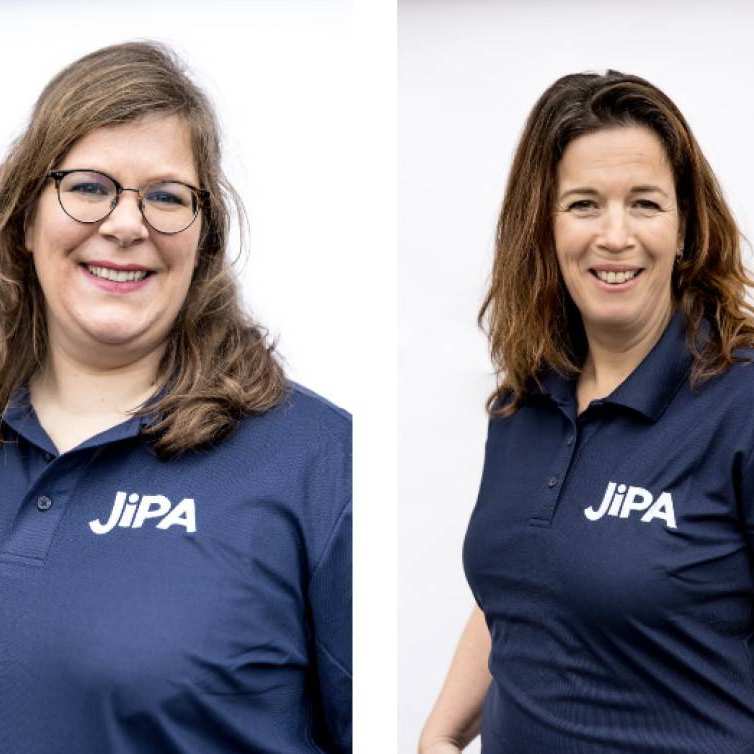 0eb9a162-0cf6-11ee-9235-02565807075b Janneke Fleuren en Sabine van Erp van Jippa ergotherapie. Beide dames in een blauwe polo.
