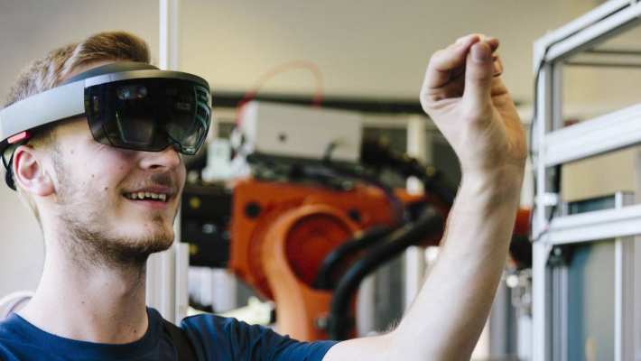 389735 Man / student werkt met AR bril op. Virtual reality in een productieomgeving