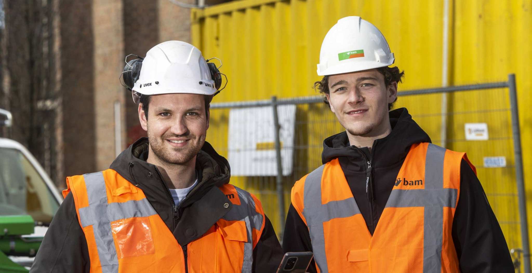 Afstudeerders Civiele Techniek Bart Terhorst en Youri de Beijer op een bouwplaats
