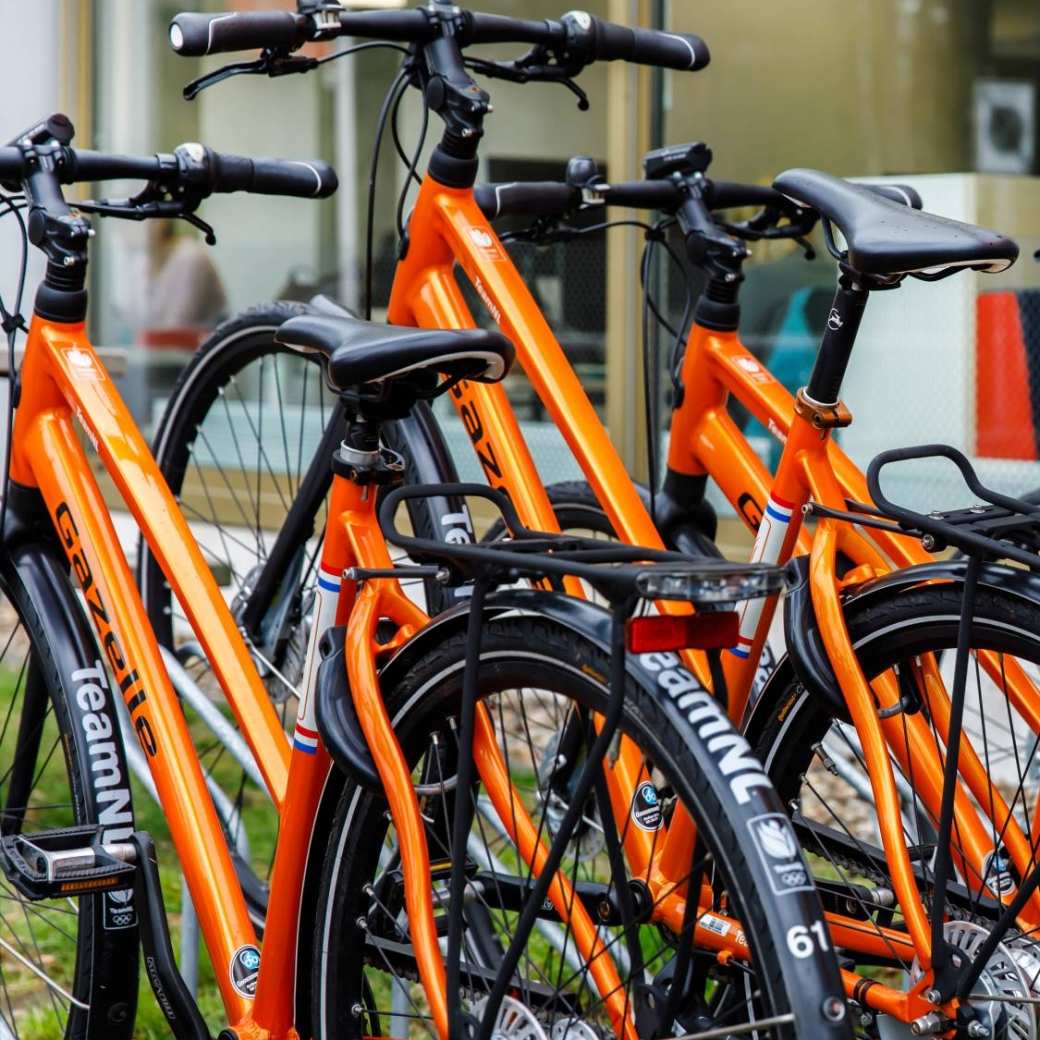 31722 oranje fietsen in fietsenrek