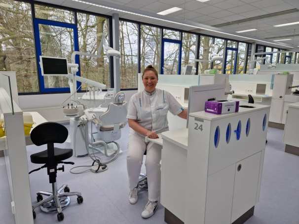 Student Mondzorgkunde Justyna Posluszny in de praktijk van tandheelkunde.