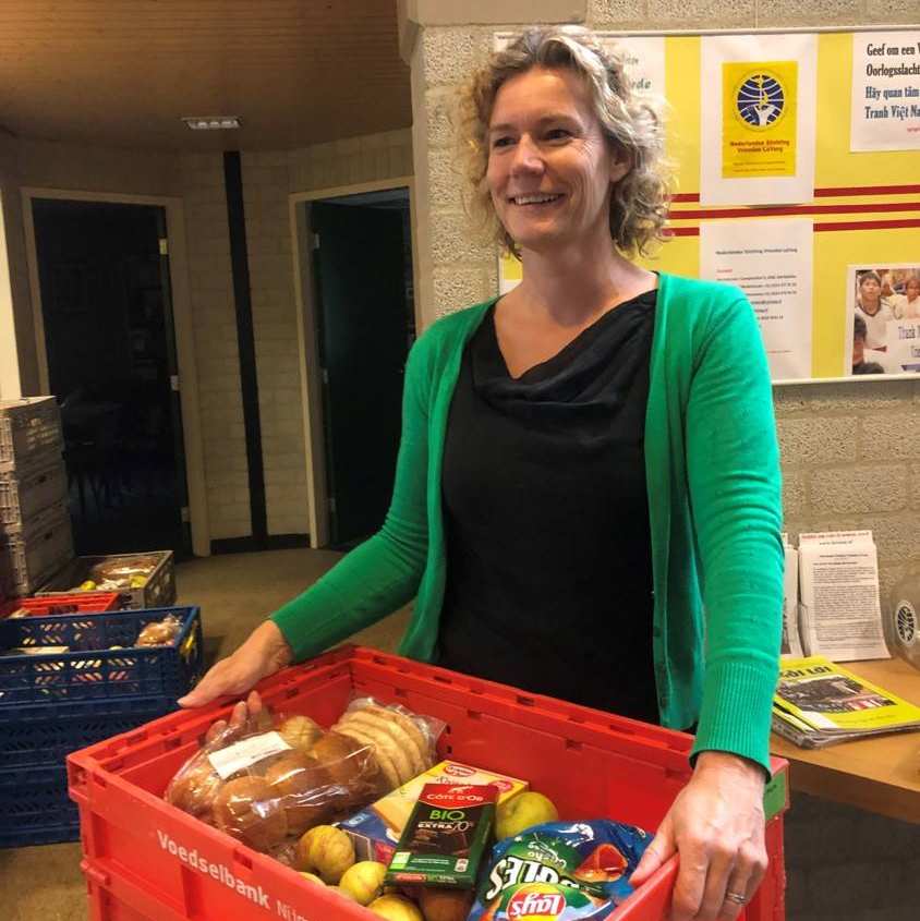336403 Magda Lichtenberg aan het werk bij de voedselbank