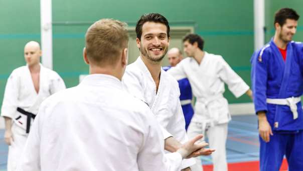 studenten lachend judo