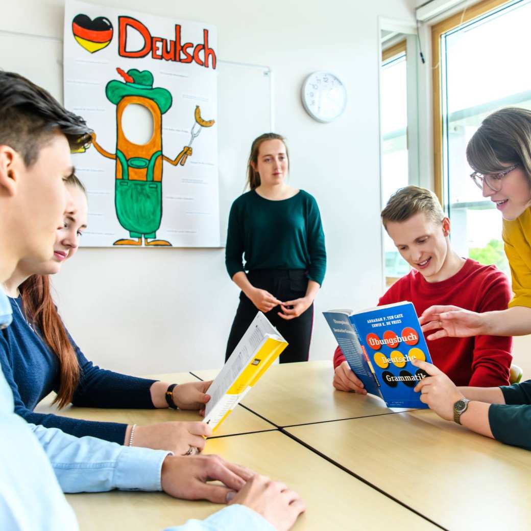 Lerares met deeltijdstudenten Leraar Duits in de klas op de HAN.
