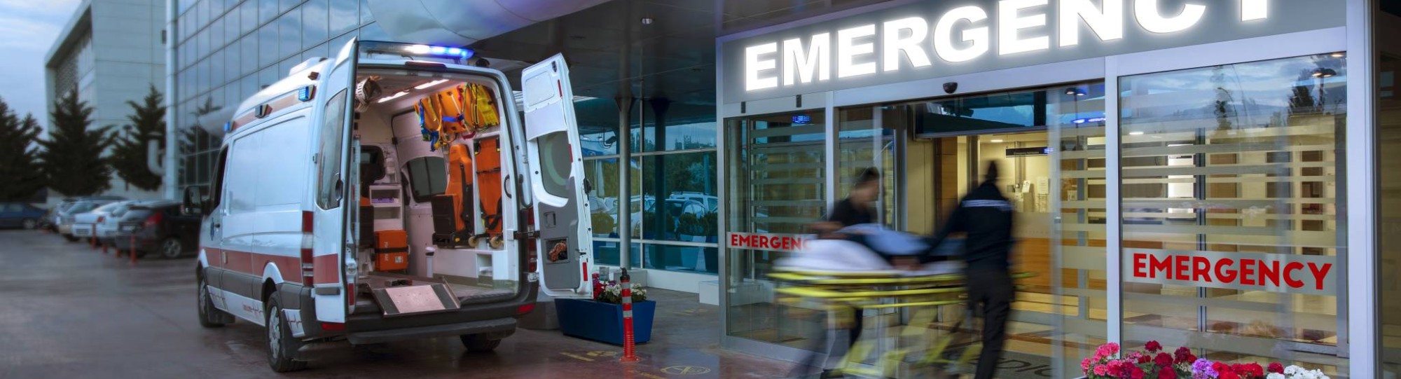 ambulance bij ingang ziekenhuis