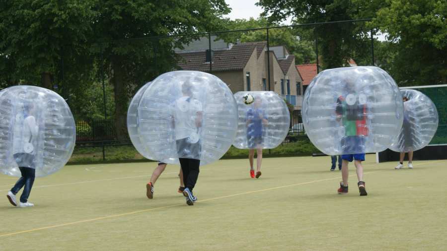 Sport spel in bubble bal