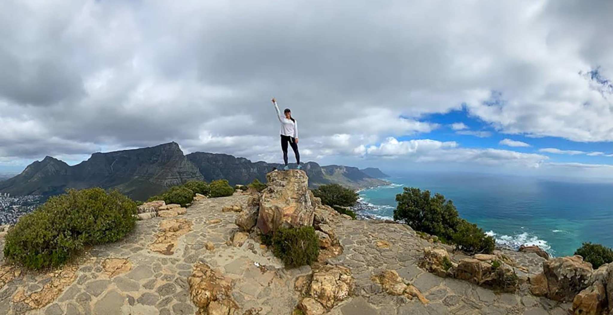 Sophia Petrocchi op de top van Lions Head bij Kaapstad