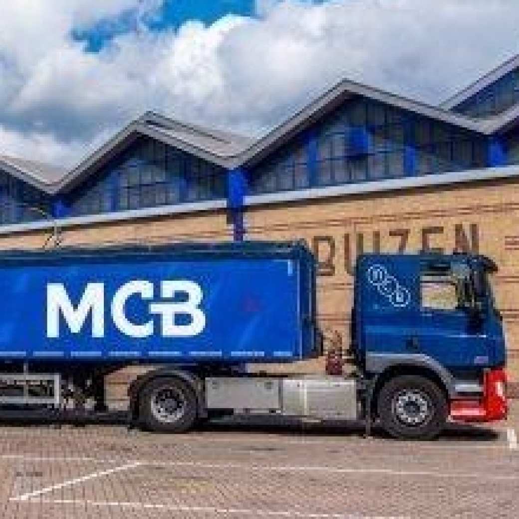 501384 Blauwe vrachtwagen met MCB logo