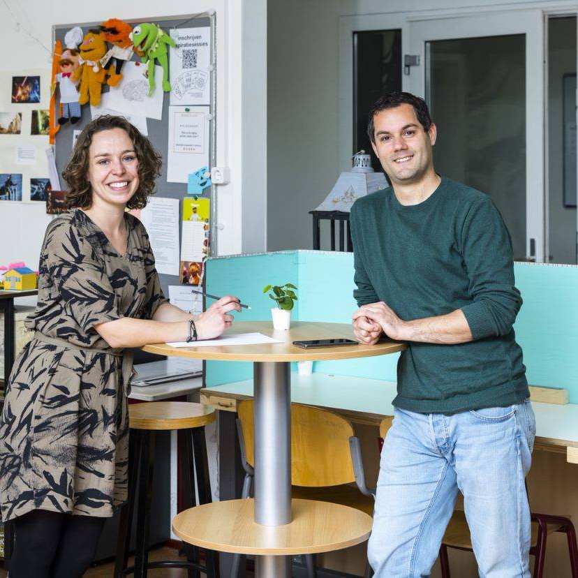 291012 Maud Ras en Gijs van Hout staan aan tafel te praten over Kennislabs voor toekomstgericht onderwijs. Liggend beeld. Deze foto is uitsluitend te gebruiken voor het Jaaroverzicht. Wil je deze foto voor een ander doeleind gebruiken? Neem dan contact op met Mieke Leenders