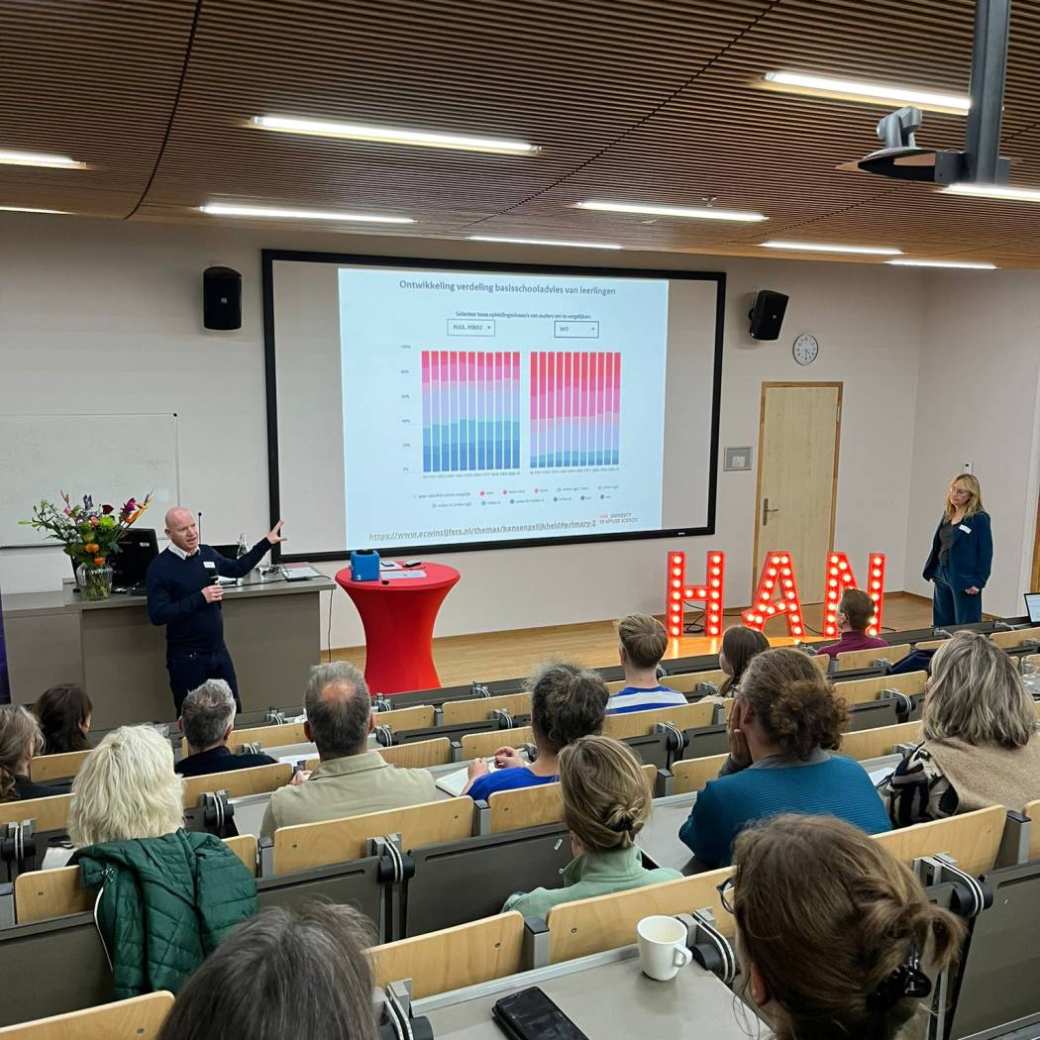 Eddie Denessen aan het woord tijdens de Educatie Pitstop