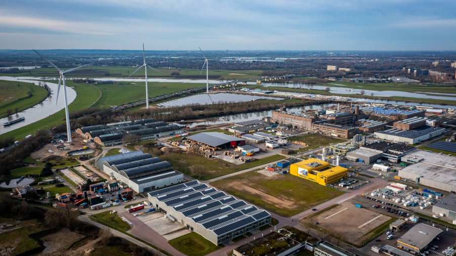510433 Luchtfoto van Industriepark Kleefse Waard (IPKW) waar door de Academie Engineering en Automotive o.a. projecten met waterstof worden uitgevoerd. 