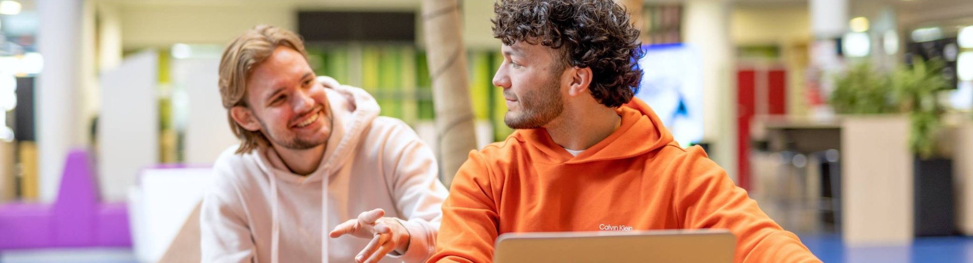 HAN Accountancy studenten in overleg achter laptop op de leslocatie in Nijmegen