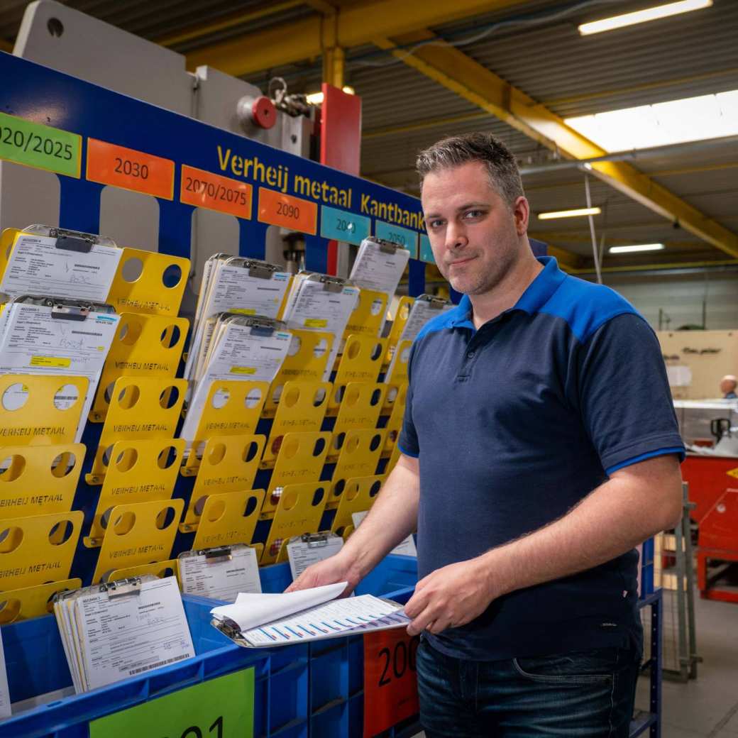 272133 Foto van deeltijdstudent Bastiaan Rijkse, aan het werk bij Verheij Metaal. 