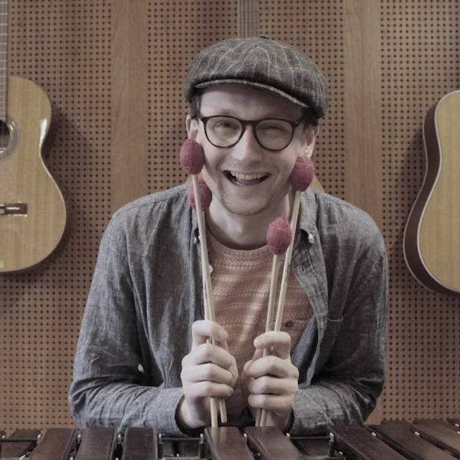 Muziektherapie alumnus speelt op zijn xylofoon in een praktijklokaal