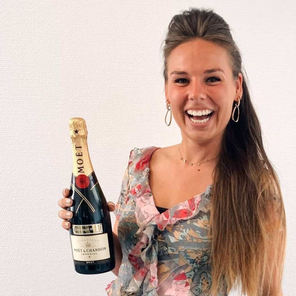 315492 Geslaagde Vera van Dijk met champagne
