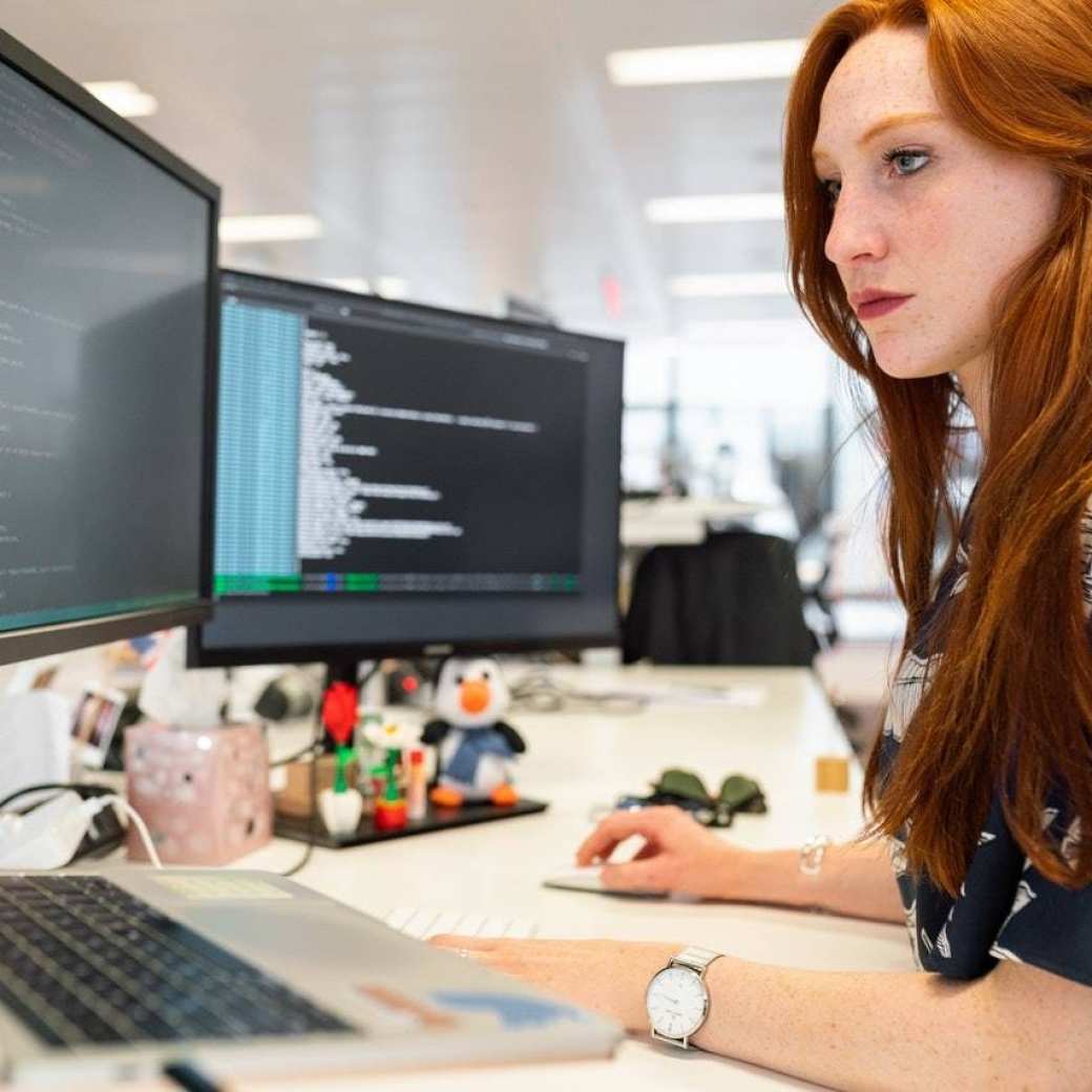 Software engineer codeert op haar computer
