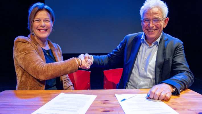 c66d9210-89f0-11ee-97de-2cfb57e24017 Christine de Vries en Joachan Huijser onderteken de overeenkomst tussen de HAN en GGNet.