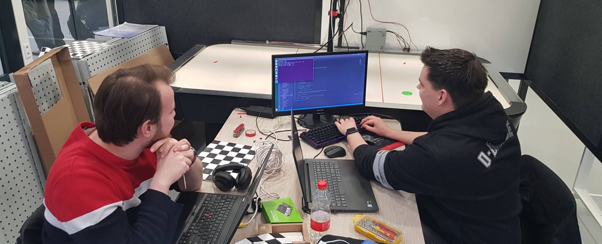370552 Studenten Embedded Systems Engineering aan de slag met hun Air hockey project voor de minor Embedded Vision Design and Machine Learning