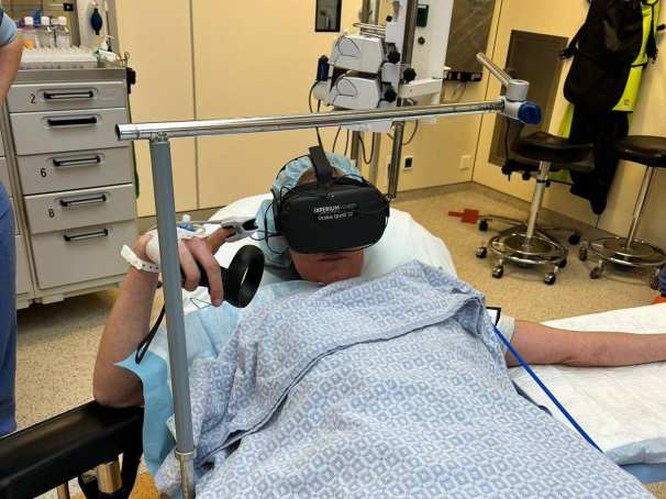 474189 Een patient in een ziekenhuis op weg naar de operatiekamer met een VR-bril op