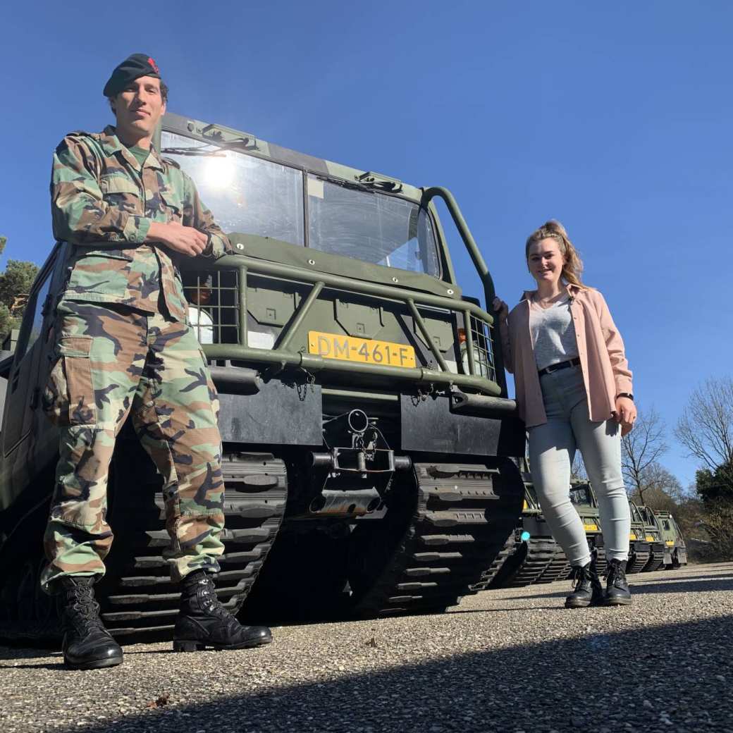 285533 twee personen bij auto, loopbaan