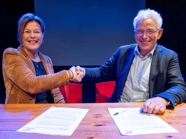 c66d9210-89f0-11ee-97de-2cfb57e24017 Christine de Vries en Joachan Huijser onderteken de overeenkomst tussen de HAN en GGNet.