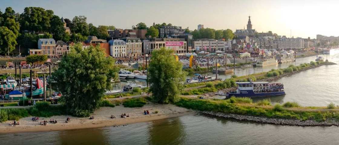 Nijmegen panorama waalkade en stadsaanzicht