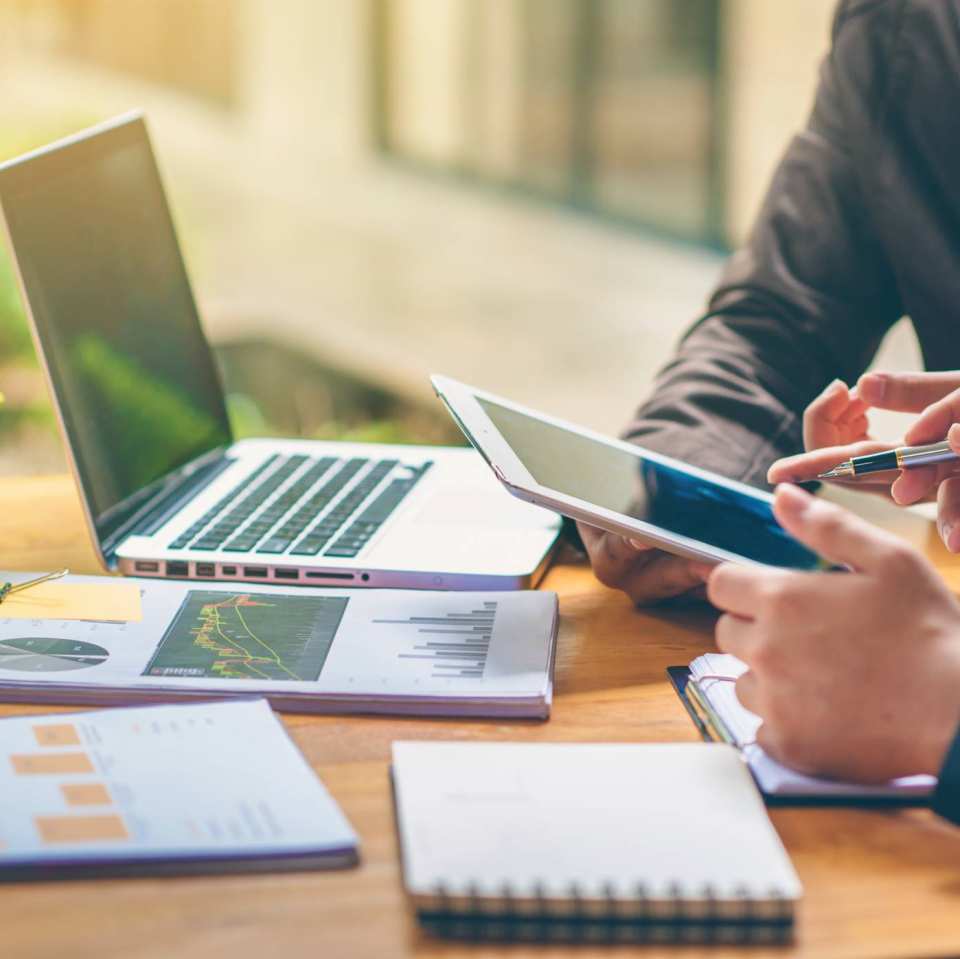 317486 Stockfoto met laptop, papieren en financiën voor publicatie van het associate lectoraat Sustainable Finance & Tax van AFEM.
