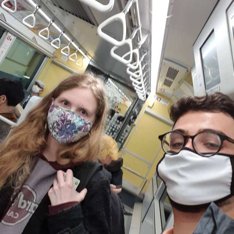 Patrick en Ilse in de Japanse metro met een mondkapje op