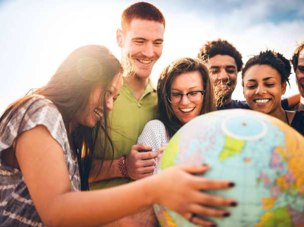 115153 Social work International studenten rond wereldbol horizontaal