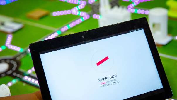 grid met smart grid app op tablet