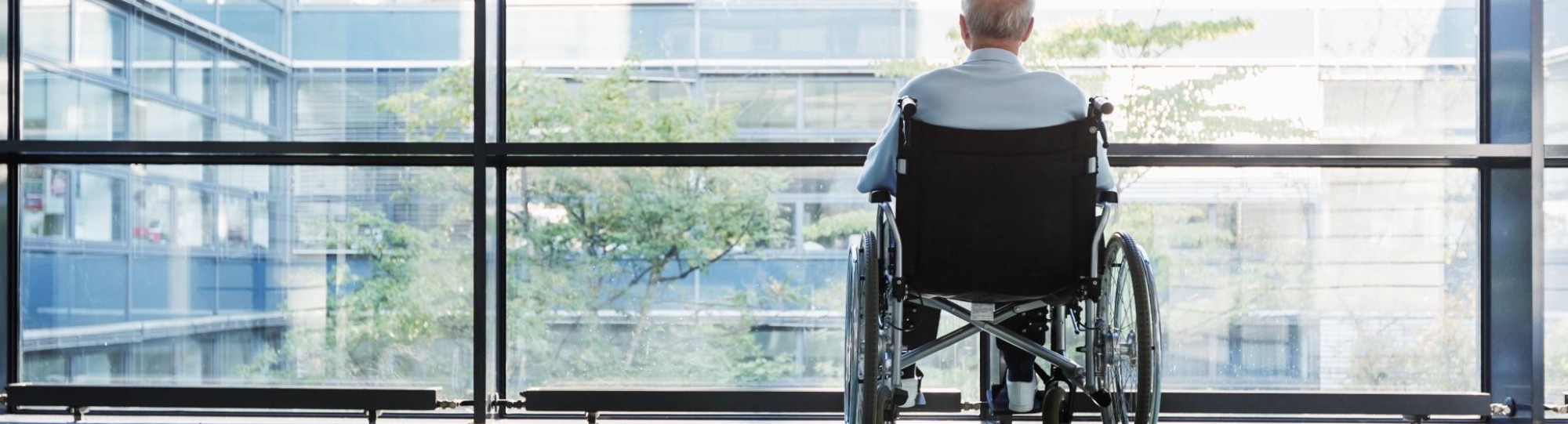 Oudere man in rolstoel alleen op de gang: is er sprake van ouderenmishandeling?