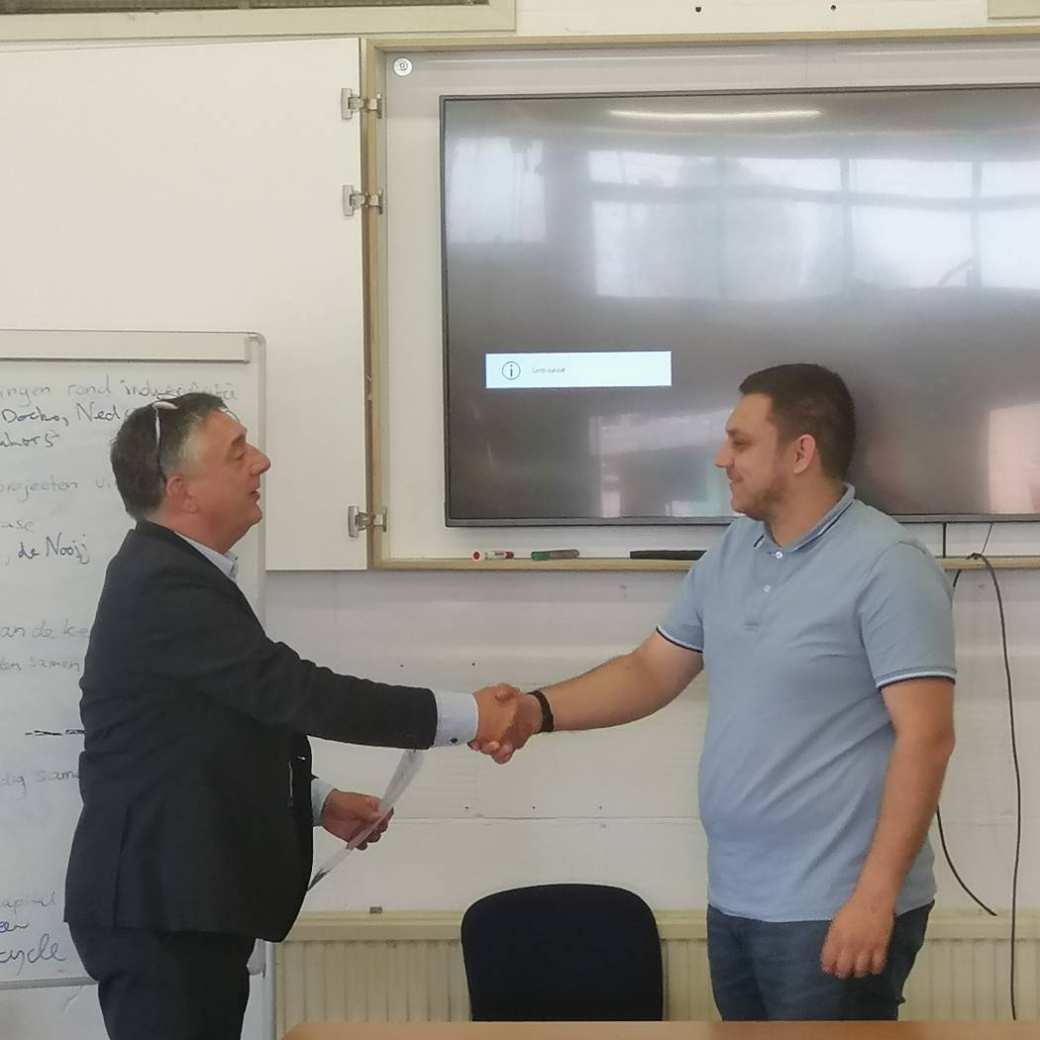 Eren Özturk en Herman Janssen samen bij de uitreiking van het certificaat voor de Themaroute Waterstoftechniek.
SEE, SEECE, Academie Engineering en Automotive, Waterstof