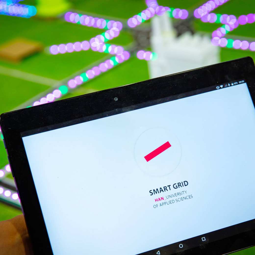 Power grid met smart grid app op tablet